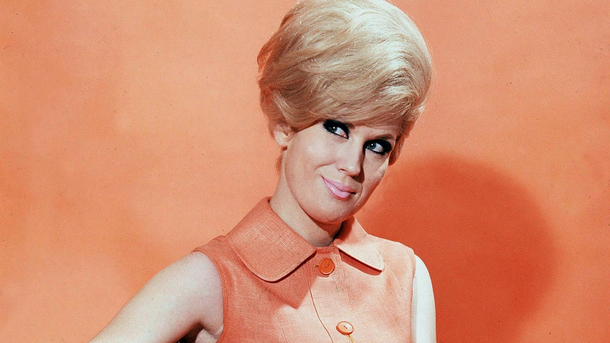 Die Sängerin Dusty Springfield schaut neckisch an der Kamera vorbei