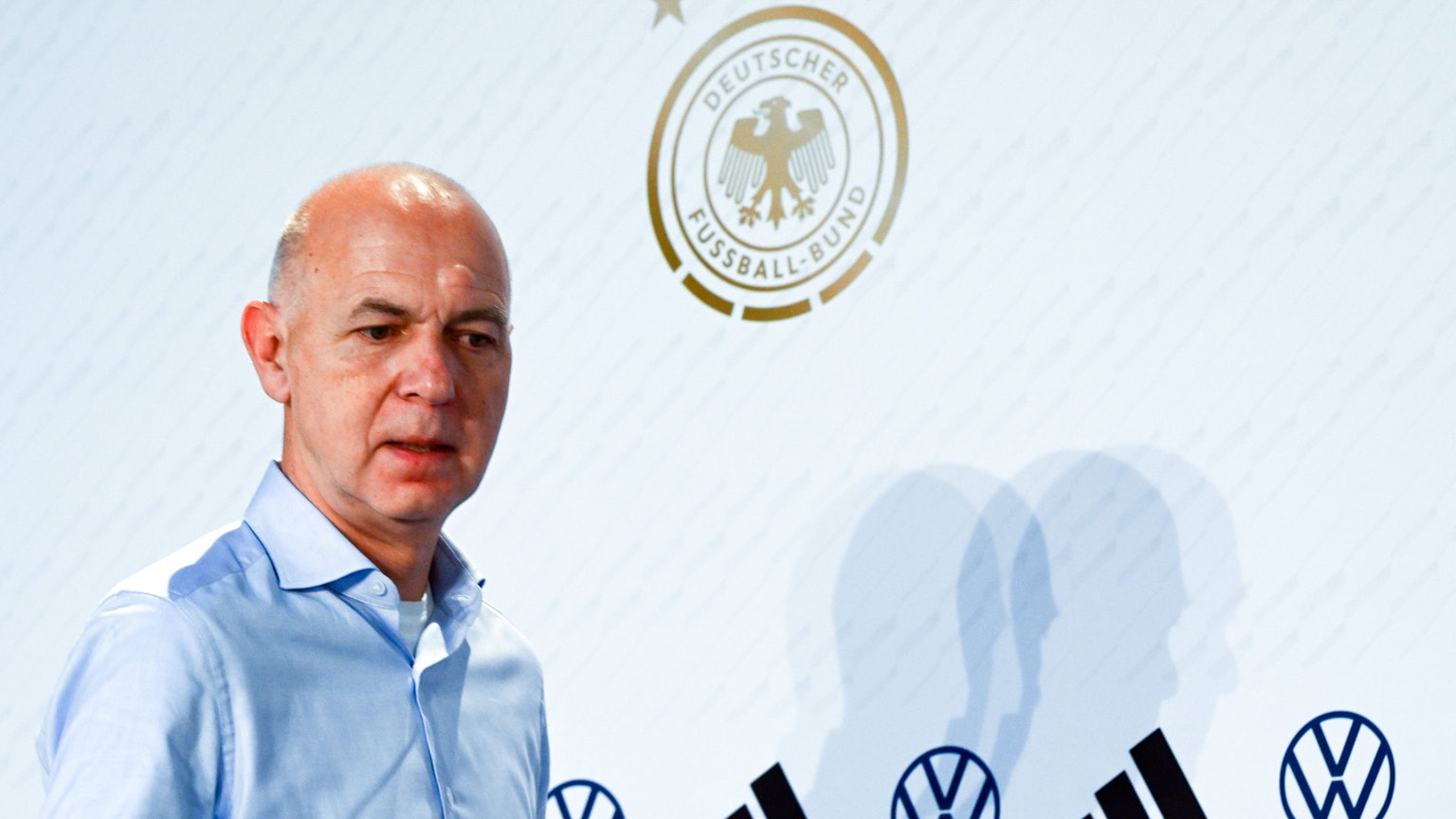 ARCHIV - 18.11.2022, Katar, Al-Ruwais: Fußball, Vorbereitung auf die WM in Katar, Nationalmannschaft Deutschland, PK, DFB-Präsident Bernd Neuendorf kommt zu einer Pressekonferenz. (zu dpa: «Neuendorf verkündet DFB-Plan - Bernstein: Hertha bei Bobic ohne Chance») Foto: Federico Gambarini/dpa +++ dpa-Bildfunk +++