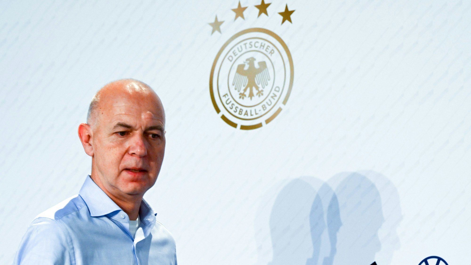 ARCHIV - 18.11.2022, Katar, Al-Ruwais: Fußball, Vorbereitung auf die WM in Katar, Nationalmannschaft Deutschland, PK, DFB-Präsident Bernd Neuendorf kommt zu einer Pressekonferenz. (zu dpa: «Neuendorf verkündet DFB-Plan - Bernstein: Hertha bei Bobic ohne Chance») Foto: Federico Gambarini/dpa +++ dpa-Bildfunk +++