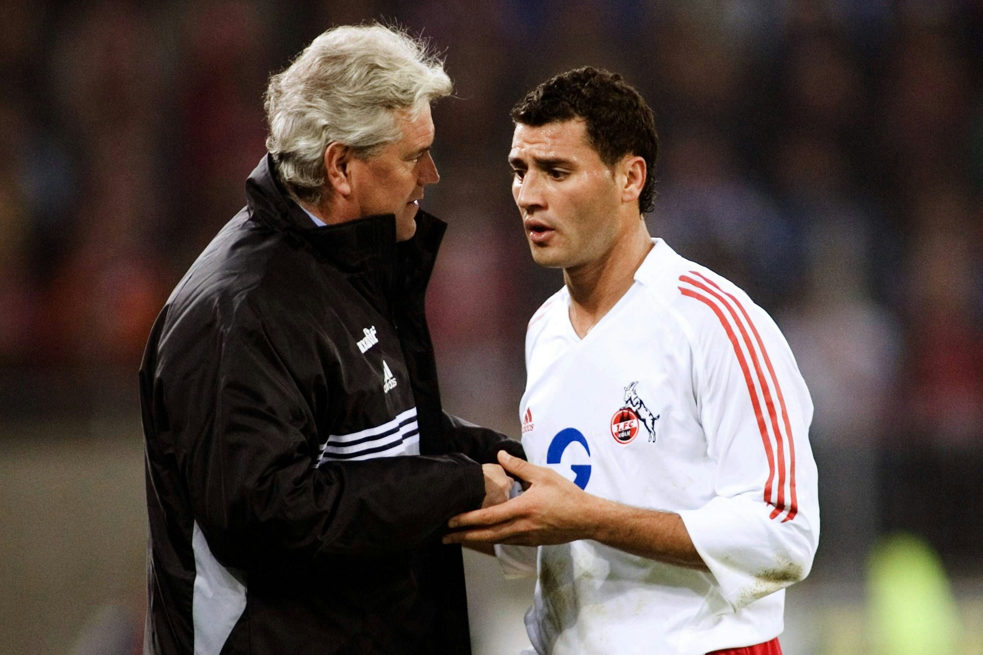 Youssef Mokhtari schaut pessimistisch in der Saison 2005/2006 als Profi des 1. FC Köln im Gespräch mit dem damaligen FC-Trainer Uwe Rapolder