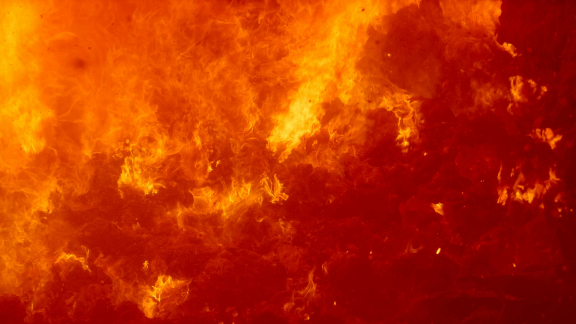 Flammen lodern im Müllofen der Verbrennungsanlage in Eschweiler