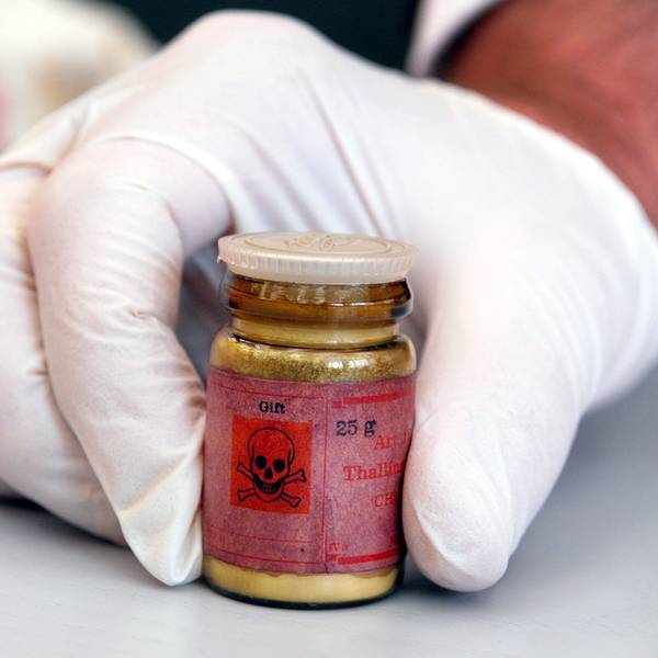 Das Foto zeigt eine Flasche mit Rattengift aus Thallium. Vor dem Kölner Landgericht wird seit September 2022 gegen einen Angeklagten aus Hürth verhandelt, der drei Frauen mit Thallium vergiftet haben soll, zwei starben.