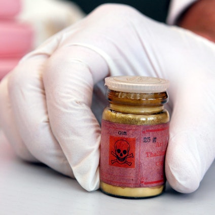 Auf dem Foto ist ein Fläschchen mit Rattengift aus Thallium zu sehen.