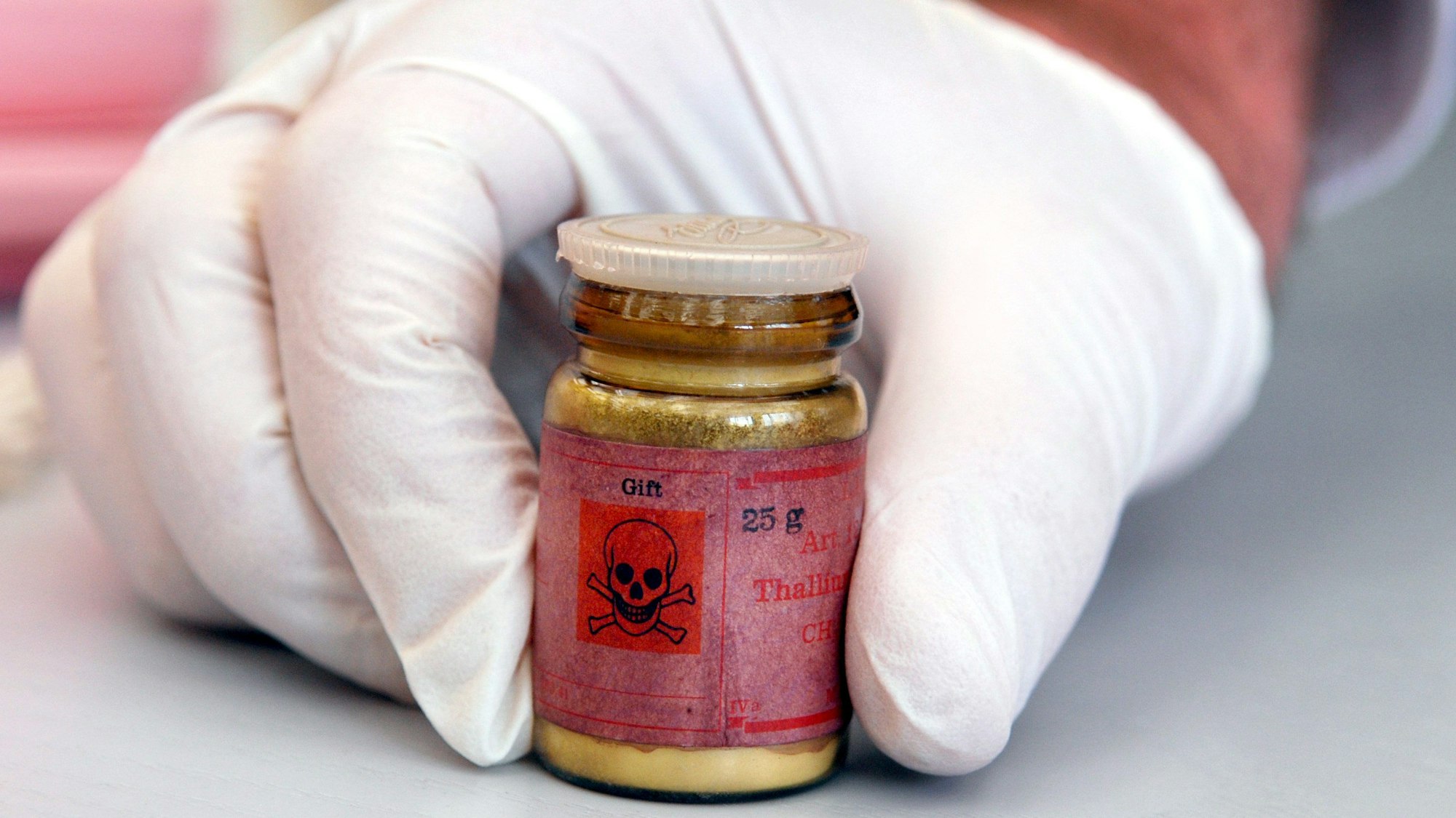 Eine Flasche mit Rattengift aus Thallium