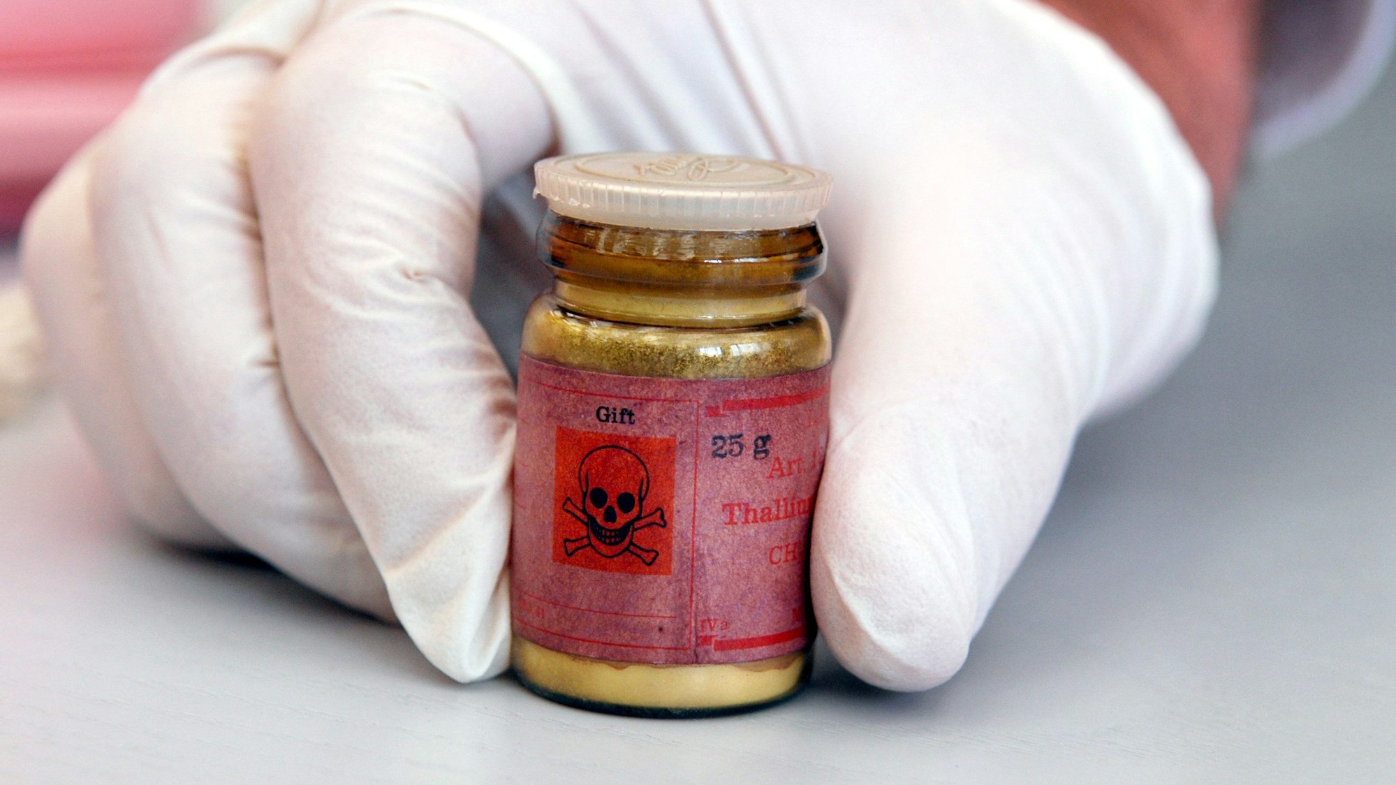 Das Foto zeigt eine Flasche mit Rattengift aus Thallium. Vor dem Kölner Landgericht wird seit September 2022 gegen einen Angeklagten aus Hürth verhandelt, der drei Frauen mit Thallium vergiftet haben soll, zwei starben.