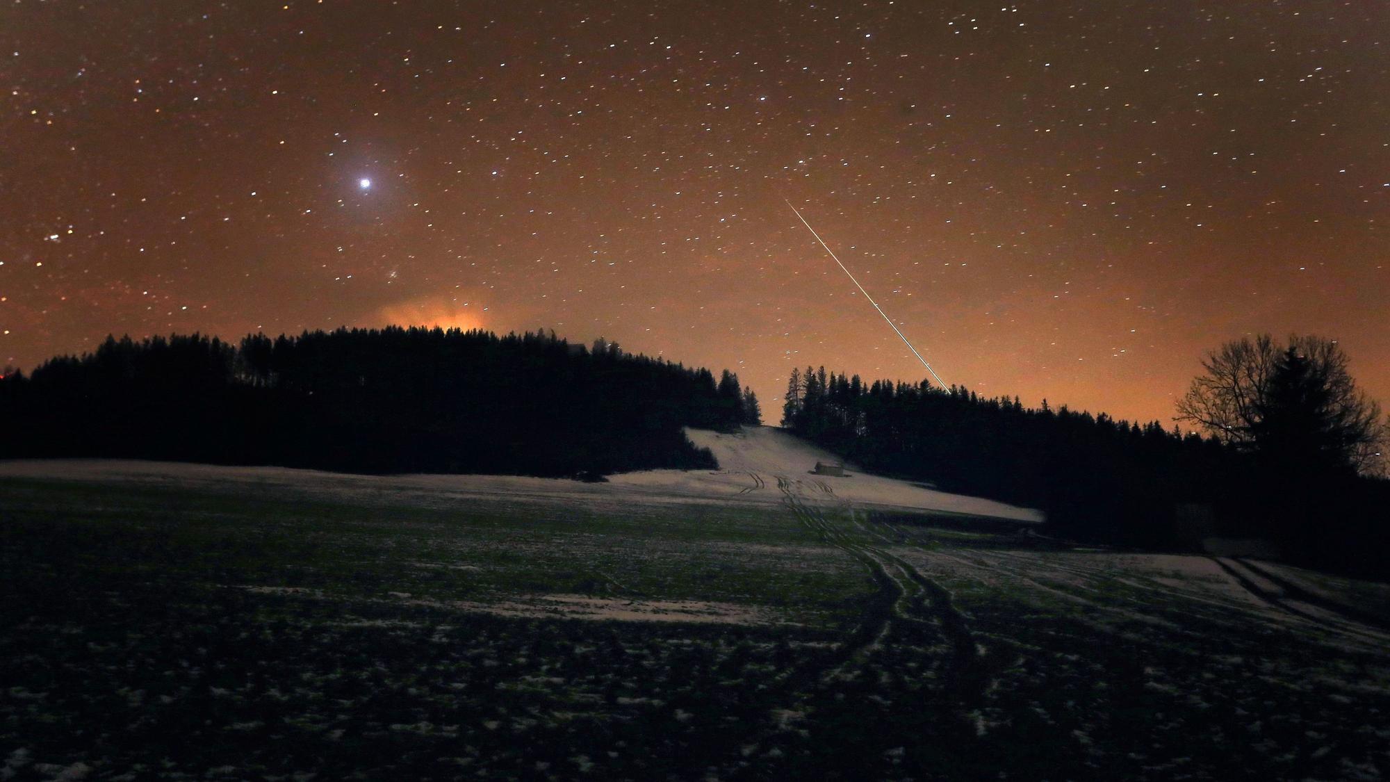 Eine Sternschnuppe verglüht am Nachthimmel über dem Auerberg (Bayern, Archivbild).