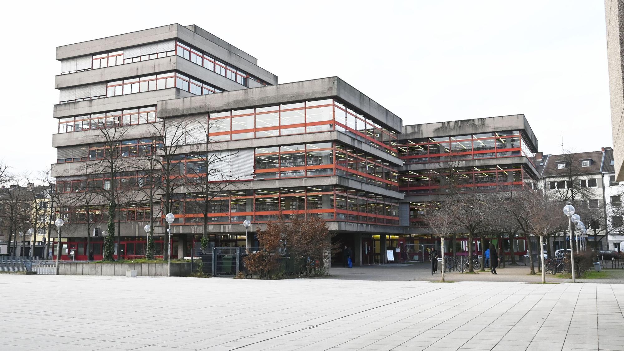 Das Bild zeigt die Zentralbibliothek nahe des Neumarkts.