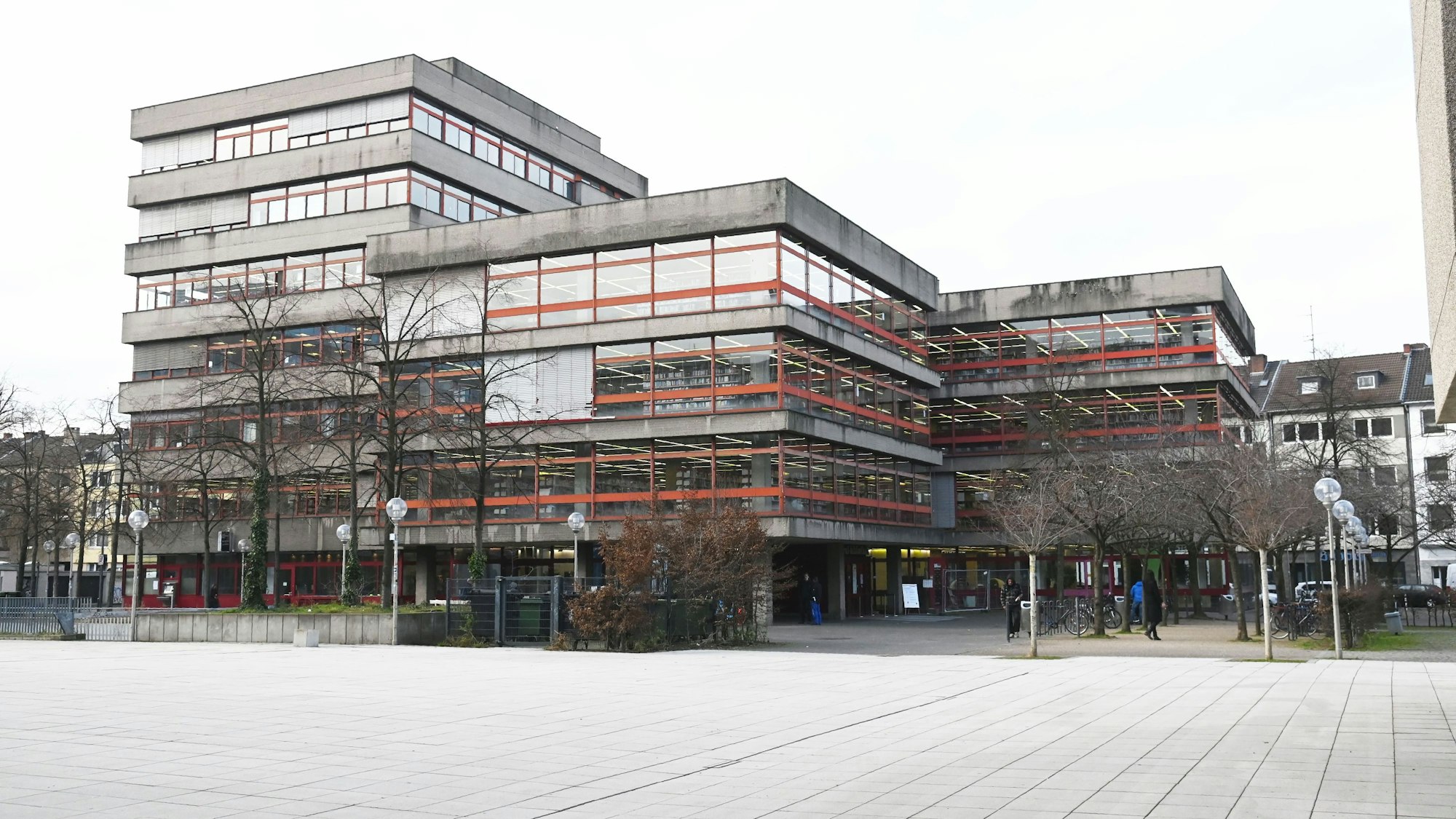 Das Bild zeigt die Zentralbibliothek nahe des Neumarkts.
