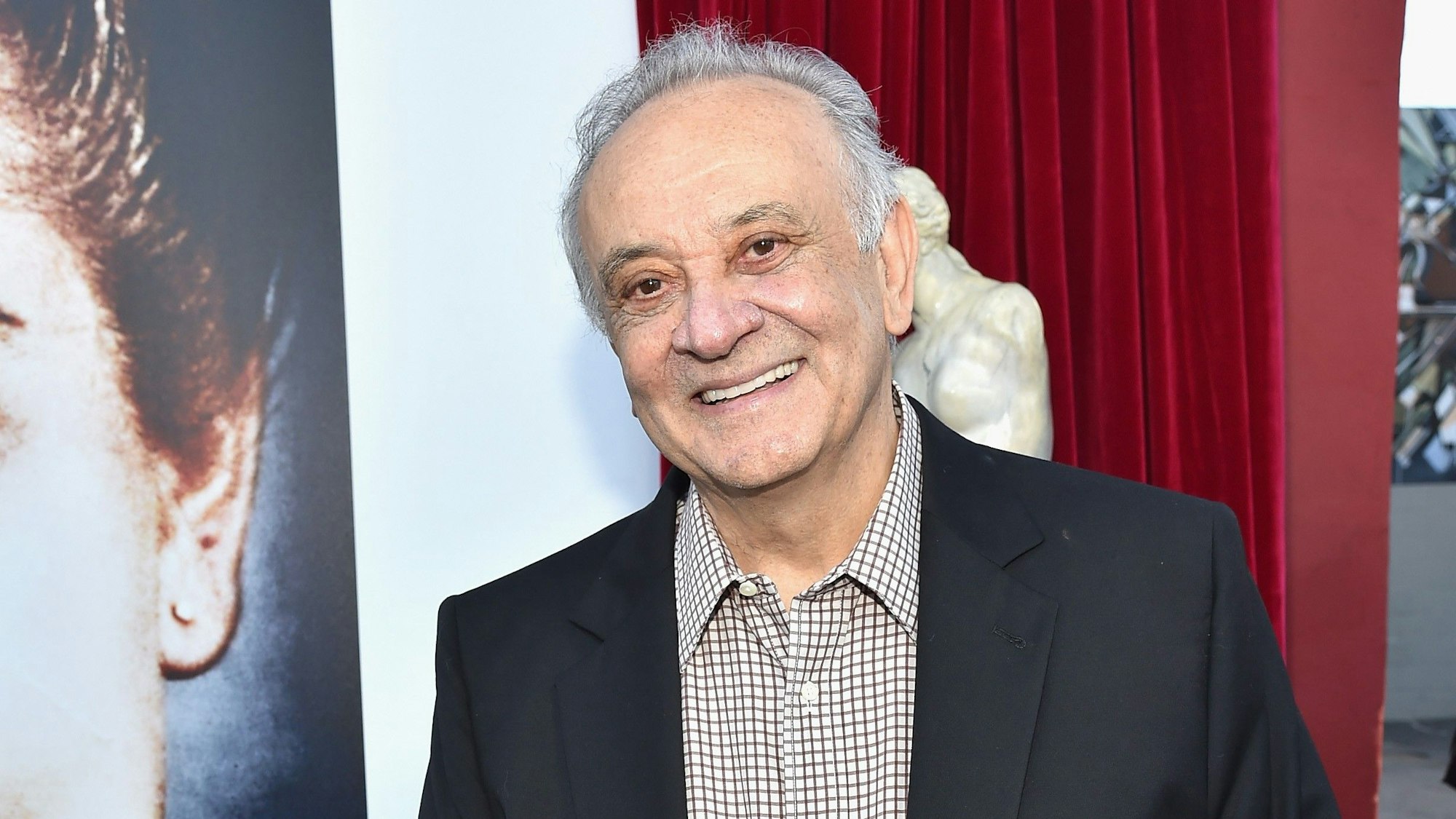 Angelo Badalamenti lächelt für die Fotografen.