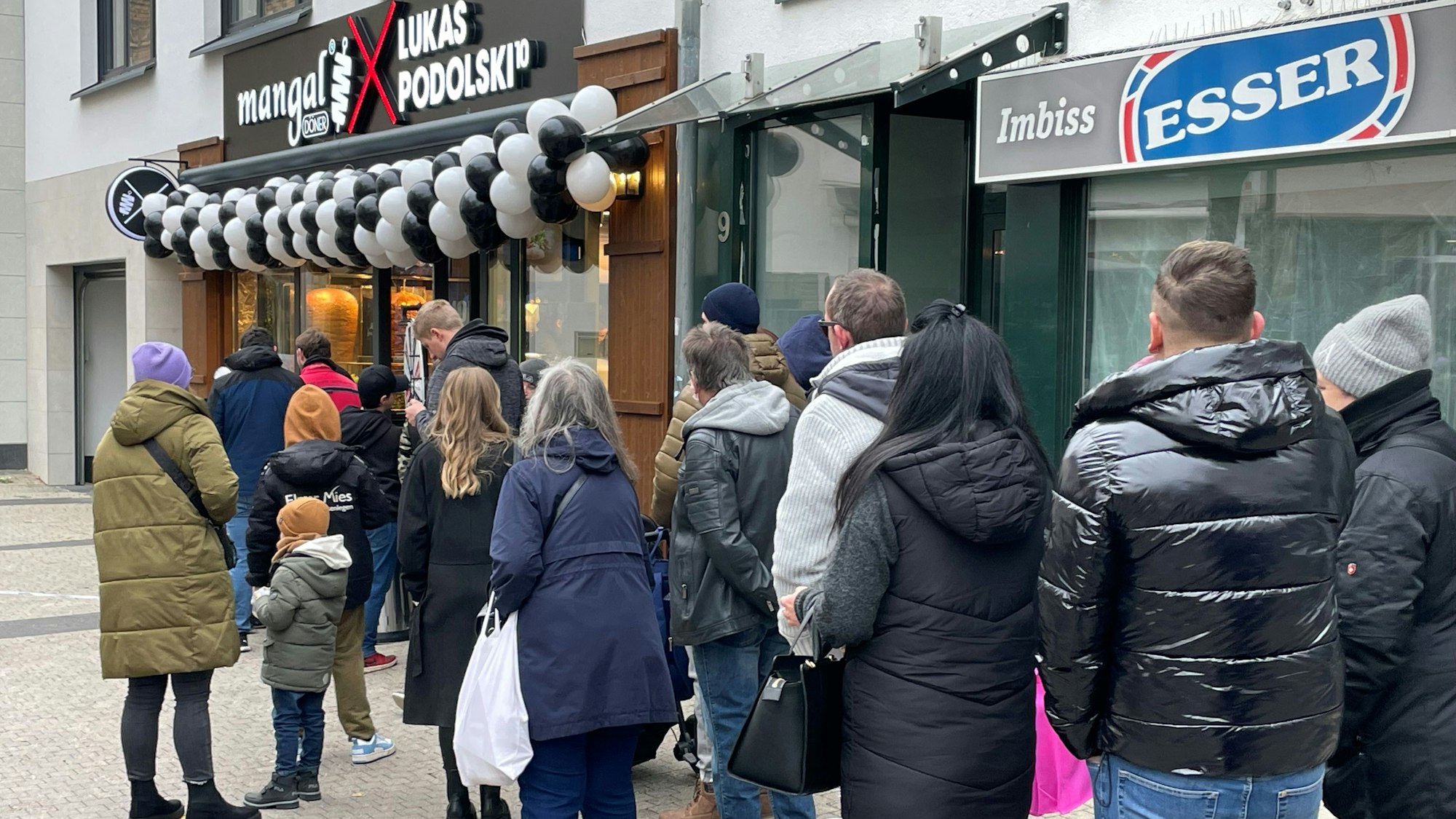 In Euskirchen war in Euskirchen ein weiterer Döner-Laden eröffnet worden. Viele Menschen standen Schlange vor dem Laden.