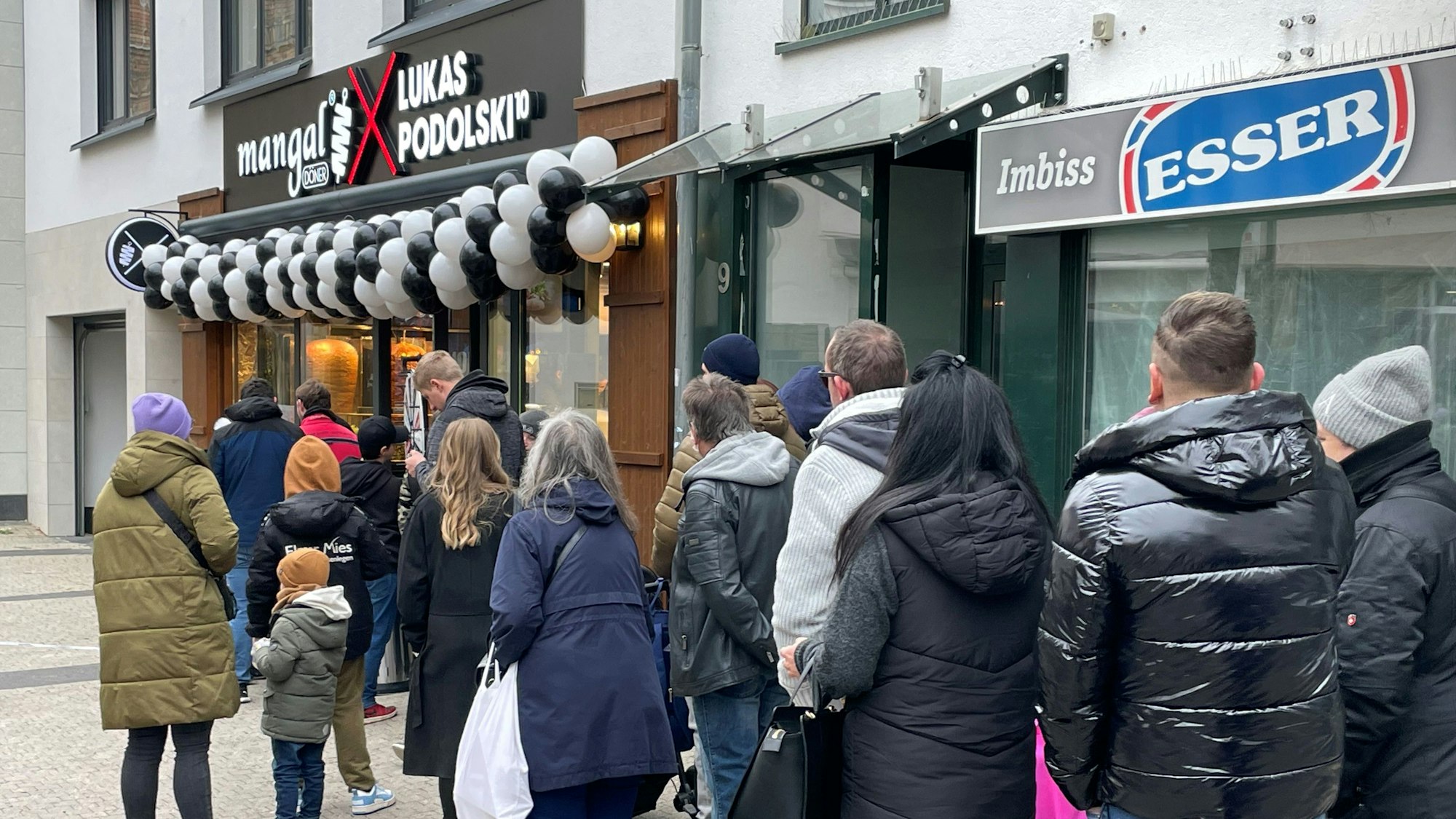 Bei der Eröffnung des Döner-Ladens Mangal bildet sich eine Schlange.