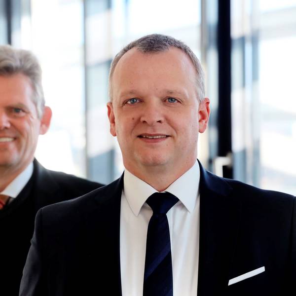 Björn Krischick, Chef der Stadtteilentwicklungsgesellschaft Wiesdorf/Manfort steht rechts neben Stadtkämmerer und Co-Geschäftsführer Michael Molitor