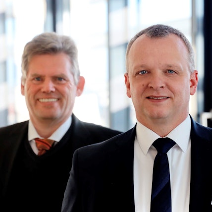 Björn Krischick, Chef der Stadtteilentwicklungsgesellschaft Wiesdorf/Manfort steht rechts neben Stadtkämmerer und Co-Geschäftsführer Michael Molitor