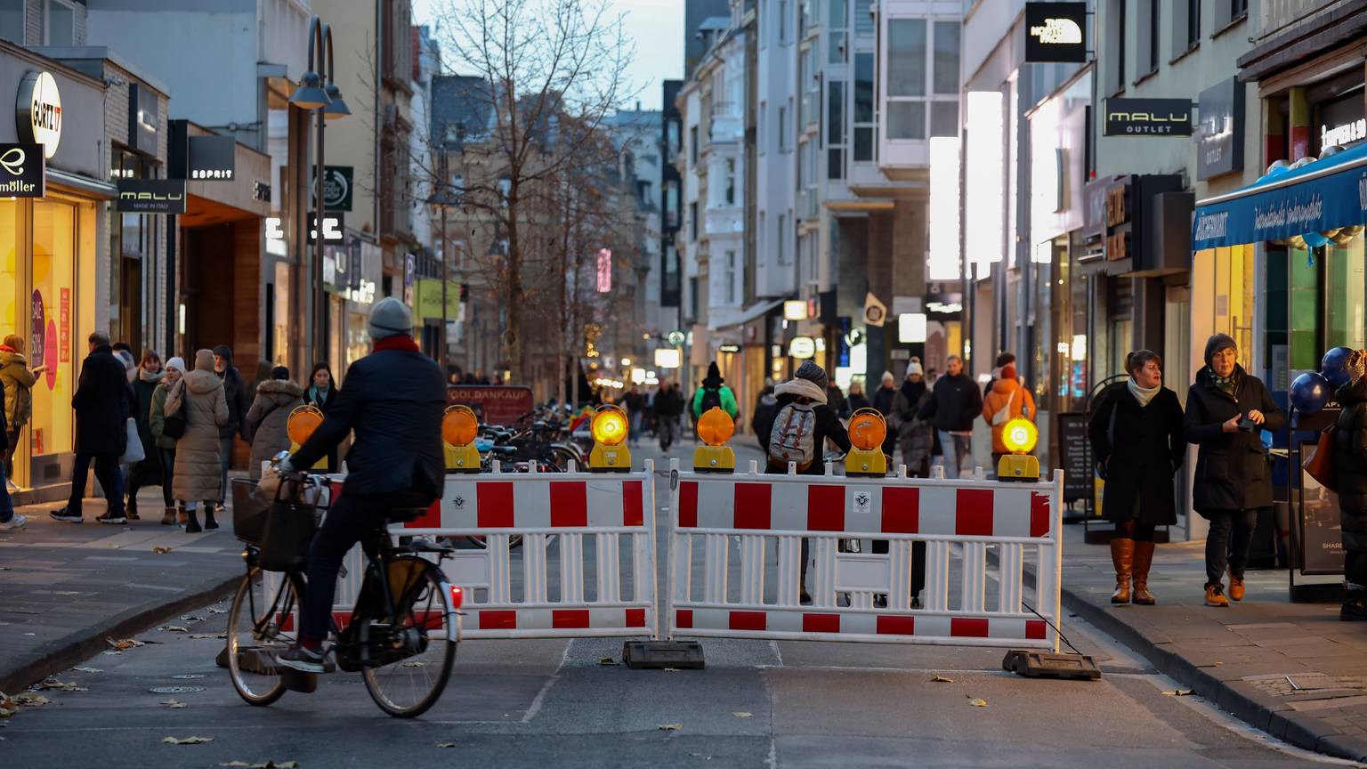 Die Ehrenstraße ist jetzt mit Absperrbaken für den Autoverkehr abgesperrt. An der Kreuzung mit der Albertusstraße ist keine Einfahrt mehr möglich.