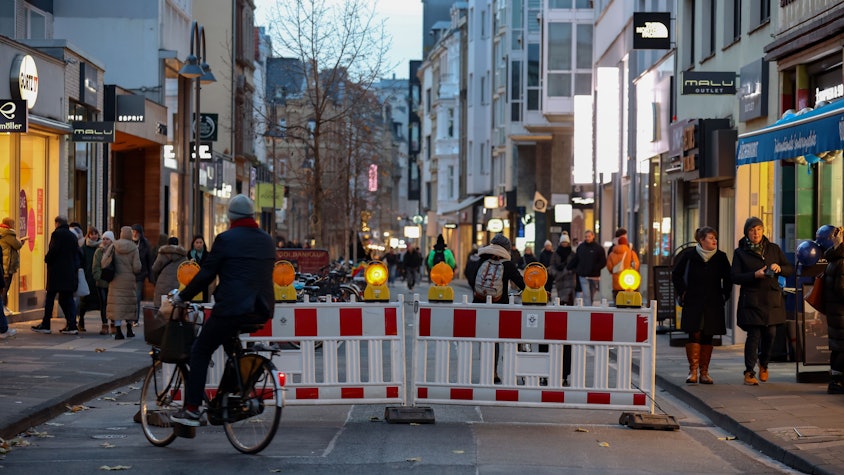 Die Ehrenstraße ist jetzt mit Absperrbaken für den Autoverkehr abgesperrt. An der Kreuzung mit der Albertusstraße ist keine Einfahrt mehr möglich.