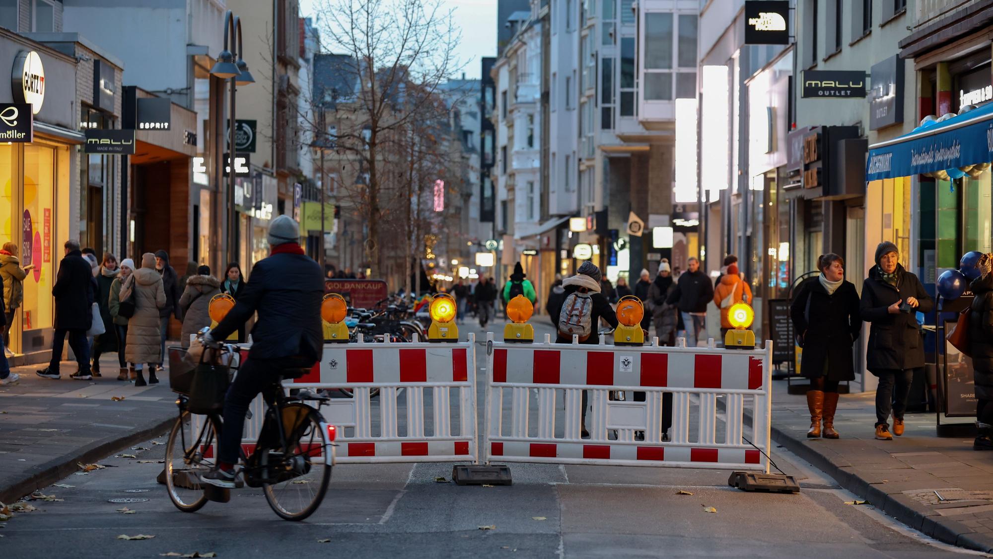 Die Ehrenstraße ist jetzt mit Absperrbaken für den Autoverkehr abgesperrt. An der Kreuzung mit der Albertusstraße ist keine Einfahrt mehr möglich.