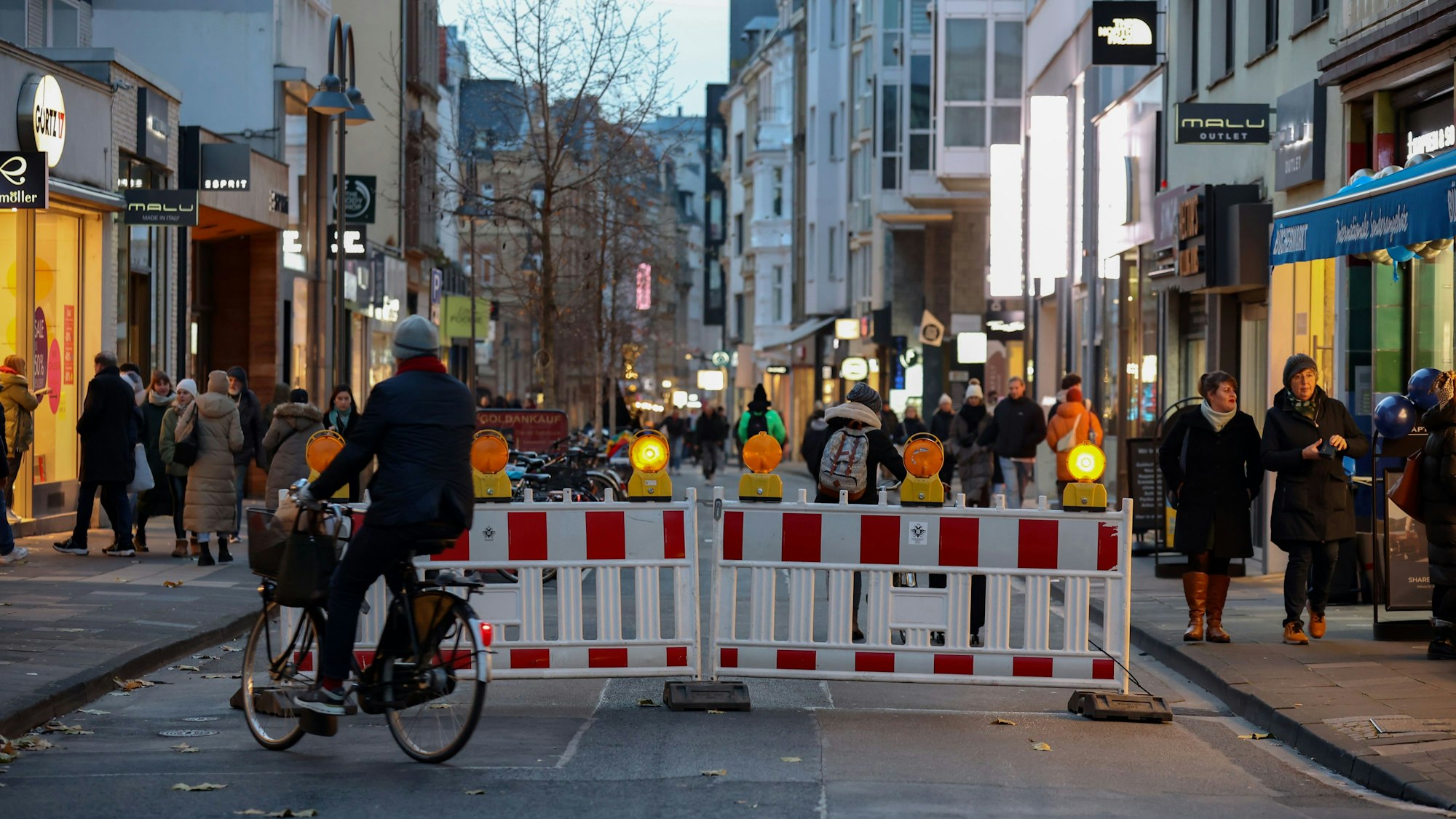 Die Ehrenstraße ist jetzt mit Absperrbaken für den Autoverkehr abgesperrt. An der Kreuzung mit der Albertusstraße ist keine Einfahrt mehr möglich.