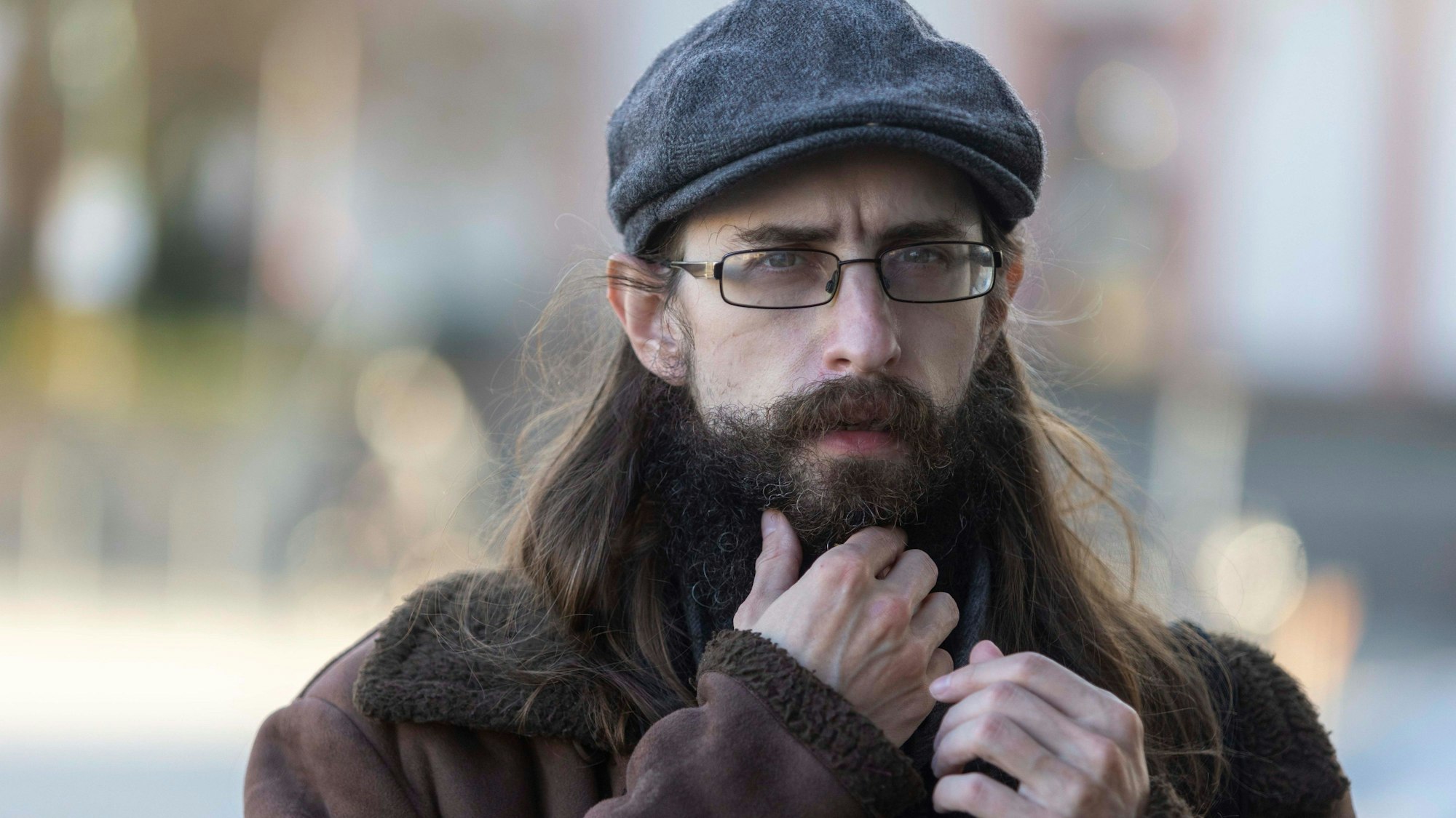 Der österreichische Schriftsteller Clemens J. Setz trägt Mütze, Brille und Bart.