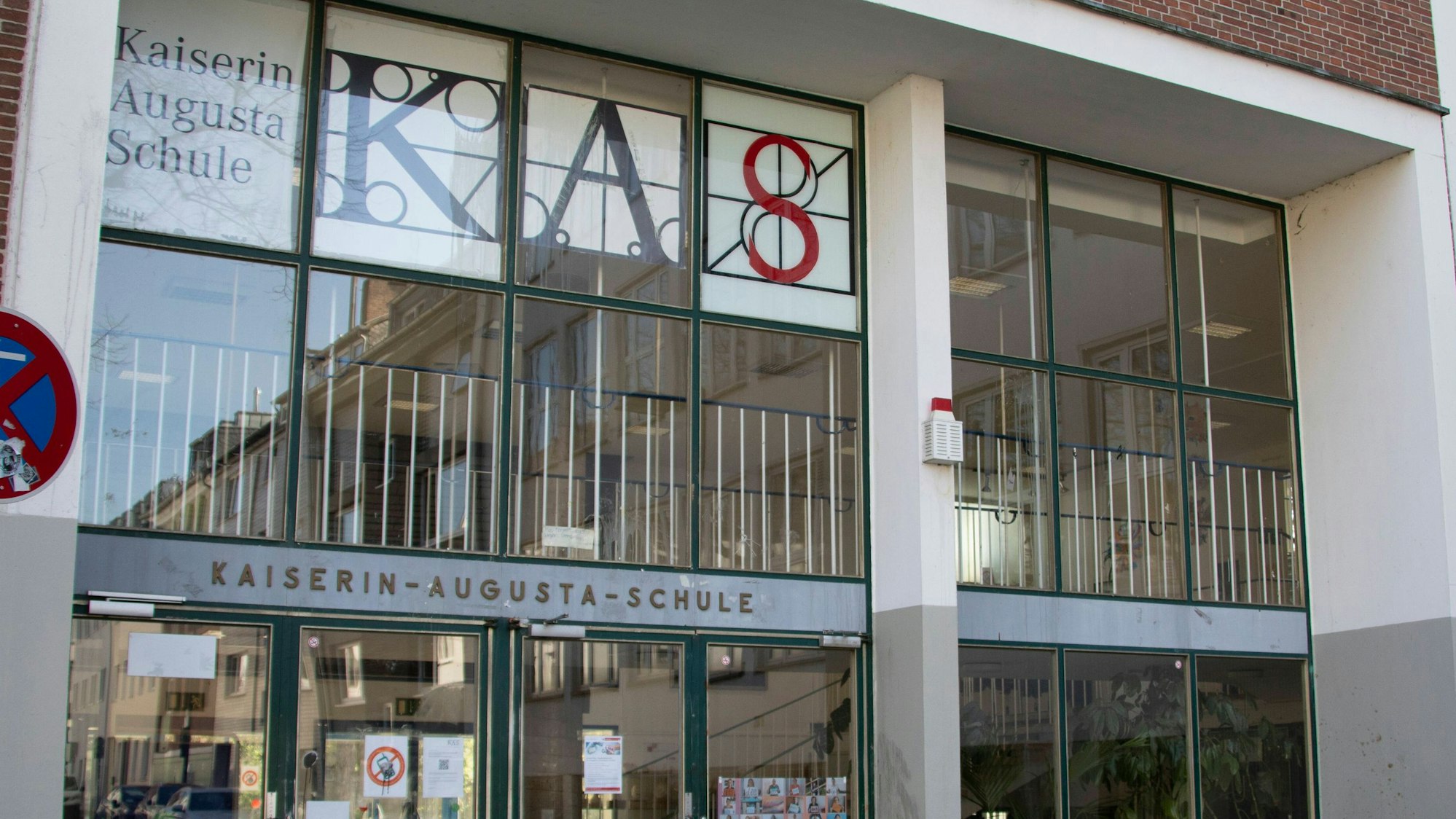 Der Eingang zum Kaiserin-Augusta-Gymnasium in Köln.