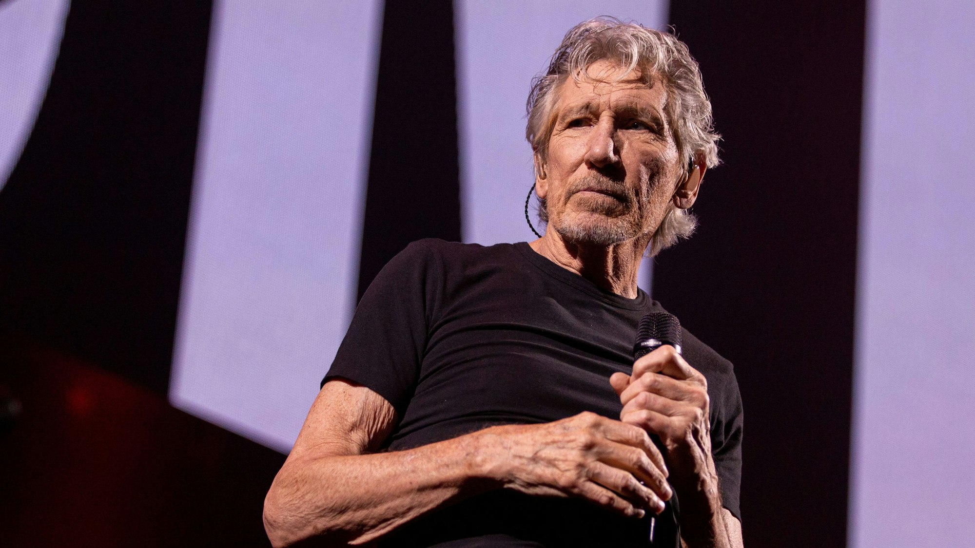 Waters alleine auf der Bühne mit einem Mikro in der Hand