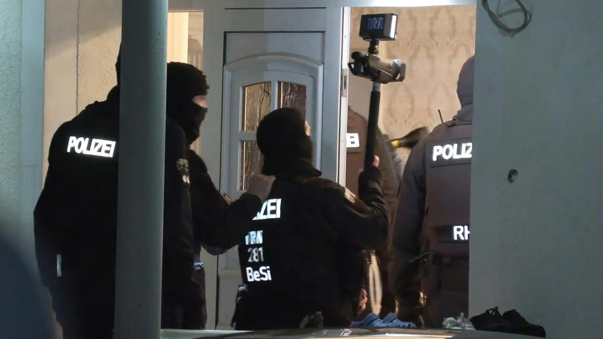 Solingen: Polizisten dringen im Rahmen einer groß angelegten Razzia in ein Haus ein.