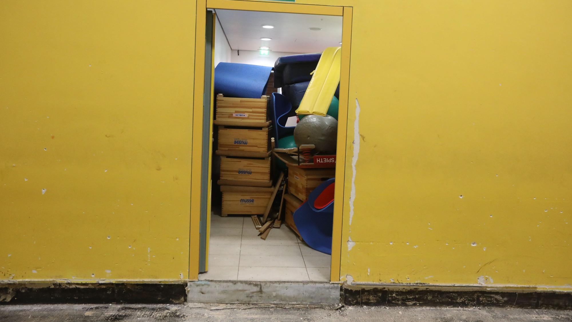 Sportgeräte stehen in einem Nebenraum der Turnhalle