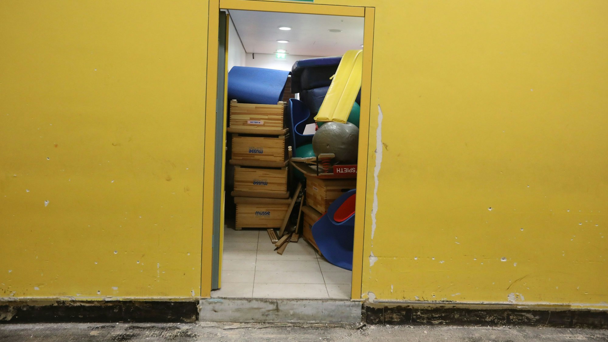 Sportgeräte stehen in einem Nebenraum der Turnhalle