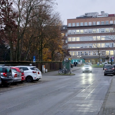 Das Bild zeigt ein Haltestellenschild mit dem Hinweis „nur Aussteigen“.