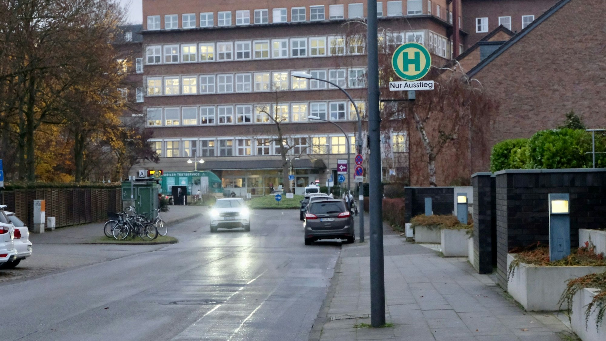 Das Bild zeigt ein Haltestellenschild mit dem Hinweis „nur Aussteigen“.