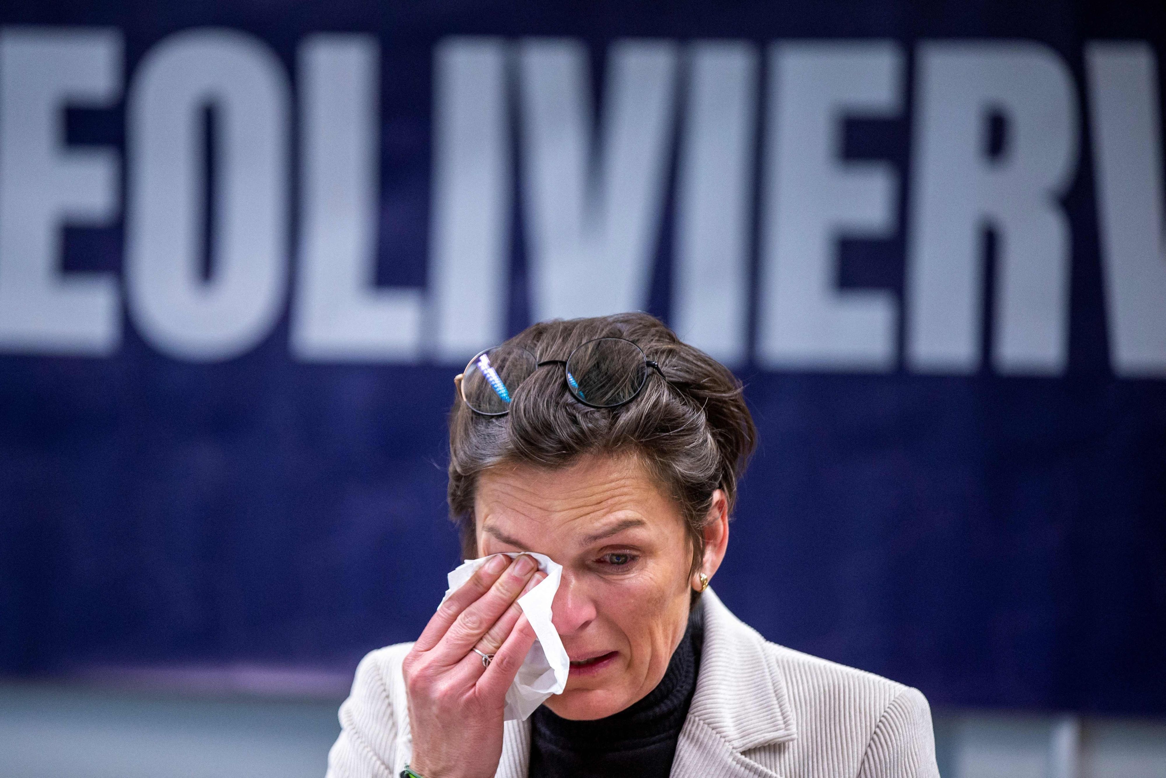 Nathalie Vandecasteele vergießt während einer Pressekonferenz am 9. Dezember 2022 in Brüssel eine Träne über ihren Bruder.