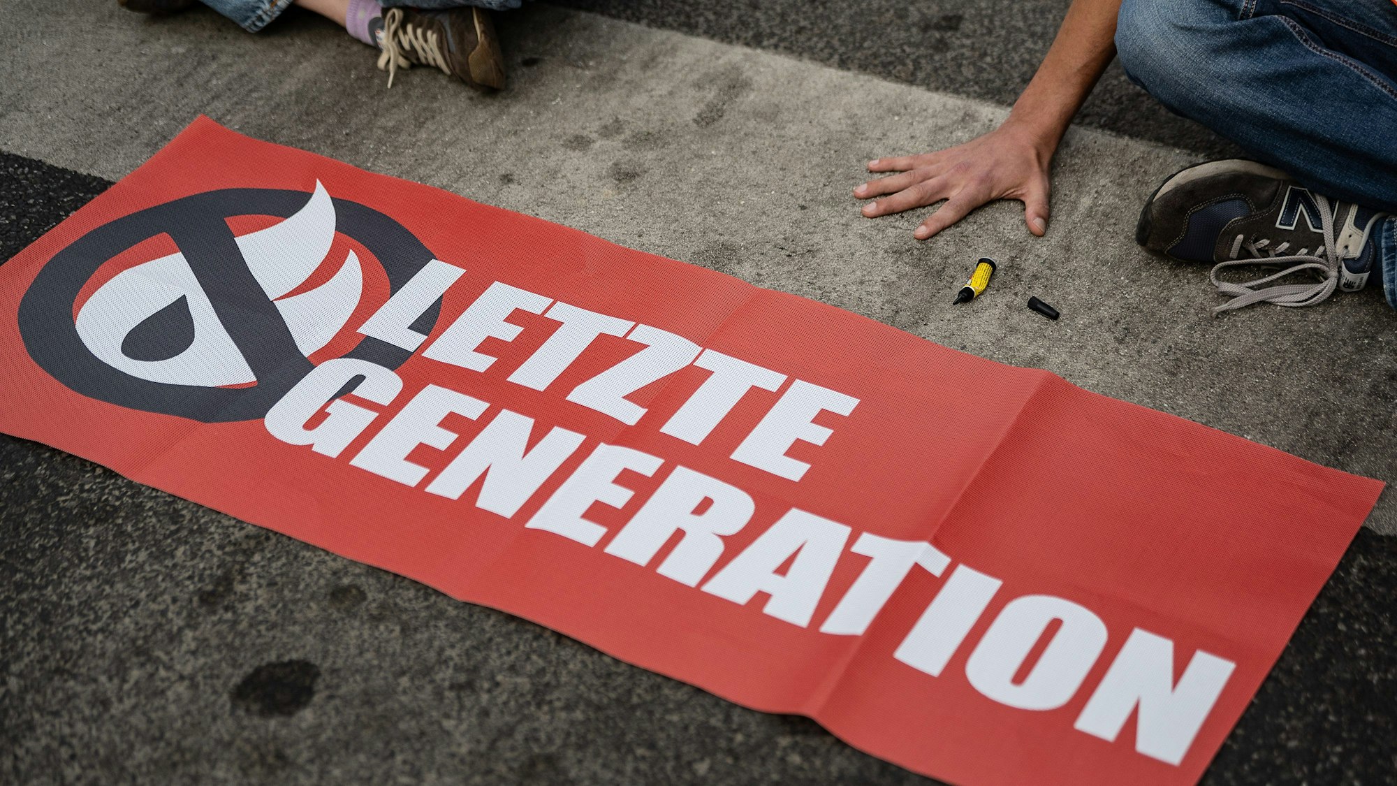 Ein Aktivist der Gruppe „Letzte Generation“ hat sich in Göttingen festgeklebt. (Archivbild)