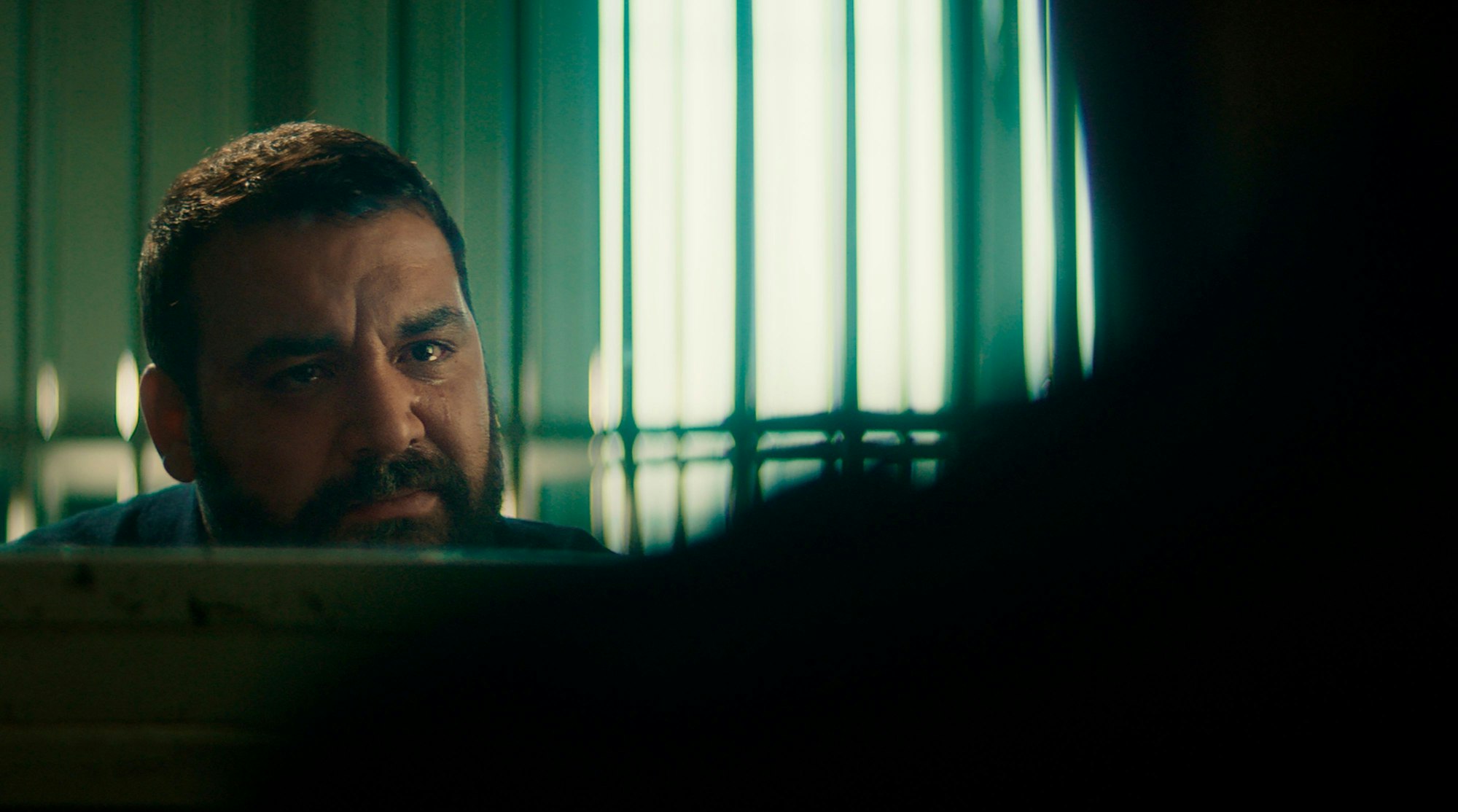 Clanchef Mesut Günes (Sahin Eryilmaz) wird im Gefängnis von Karow konfrontiert, er hat Tränen in den Augen.