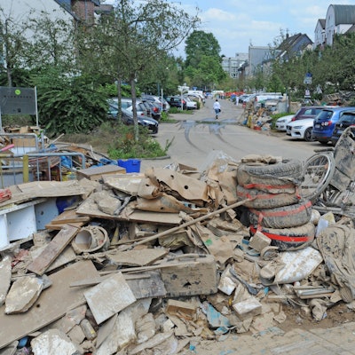 Berge von verschlammten Gegenständen lagern auf der Straße.