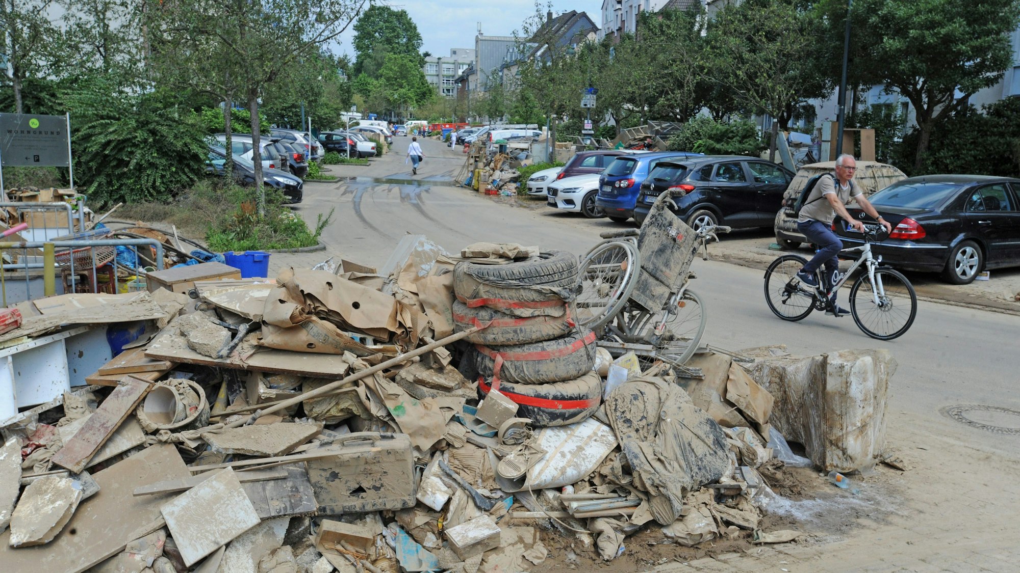 Berge von verschlammten Gegenständen lagern auf der Straße.
