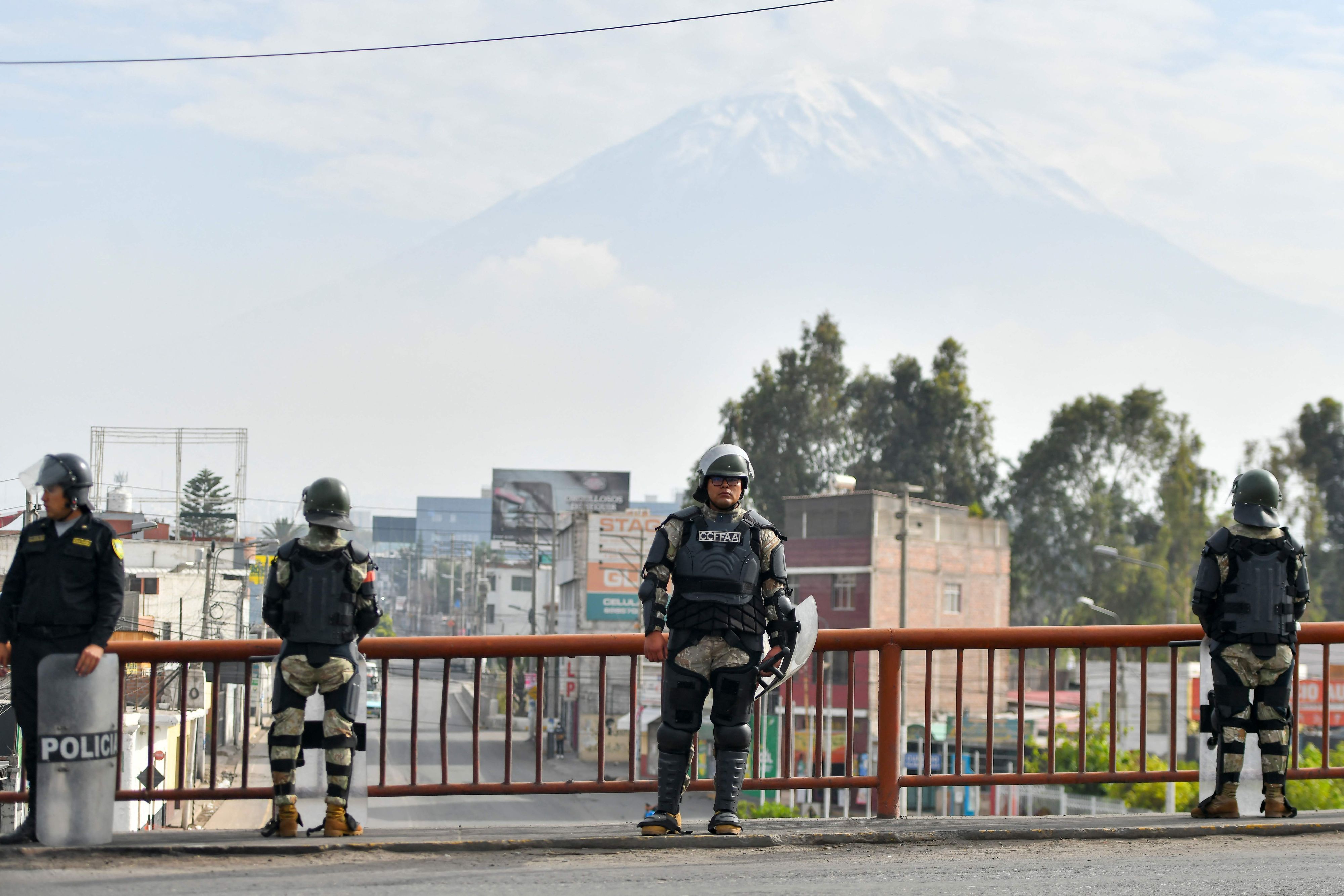 Angehörige der Polizei bewachen eine Straße nach der Verhängung des nationalen Notstands durch die neue peruanische Regierung in Arequipa, Peru, am 14. Dezember 2022.