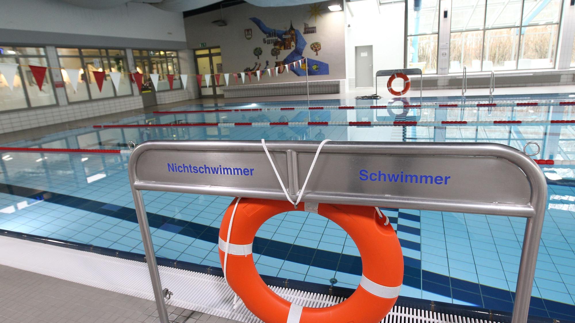 Ein Rettungsring hängt im Lülsdorfer Schwimmbad am Becken, in dem keine Schwimmer sind.