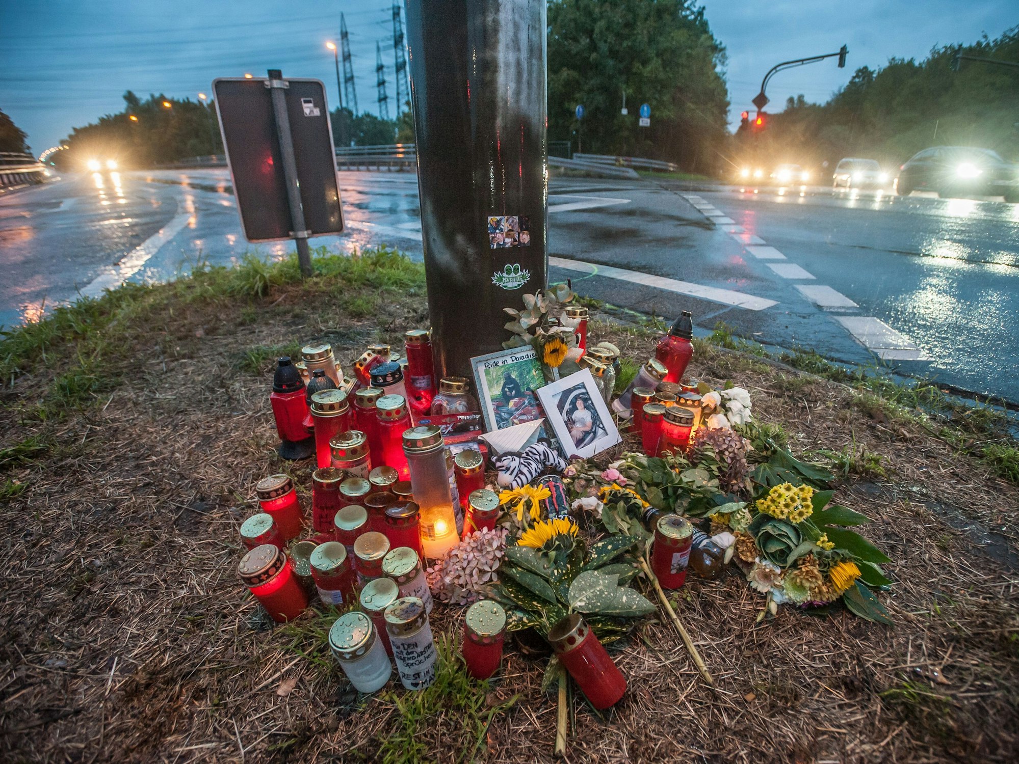 Kerzen am Unfallort Reusrather Straße Ecke Raoul-Wallenberg-Straße (B8). Foto: Ralf Krieger
