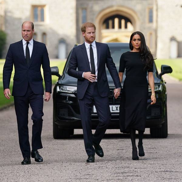 Catherine, Prinzessin von Wales, Prinz William, Prinz von Wales, Prinz Harry, Herzog von Sussex, und Meghan, Herzogin von Sussex auf dem langen Spaziergang auf Schloss Windsor. Sie tragen alle schwarze Kleidung.