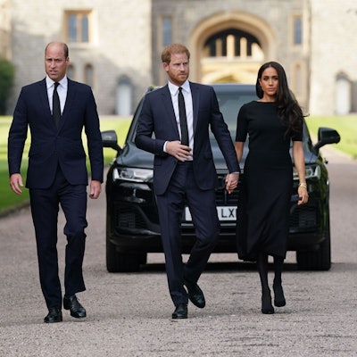 Catherine, Prinzessin von Wales, Prinz William, Prinz von Wales, Prinz Harry, Herzog von Sussex, und Meghan, Herzogin von Sussex auf dem langen Spaziergang auf Schloss Windsor. Sie tragen alle schwarze Kleidung.