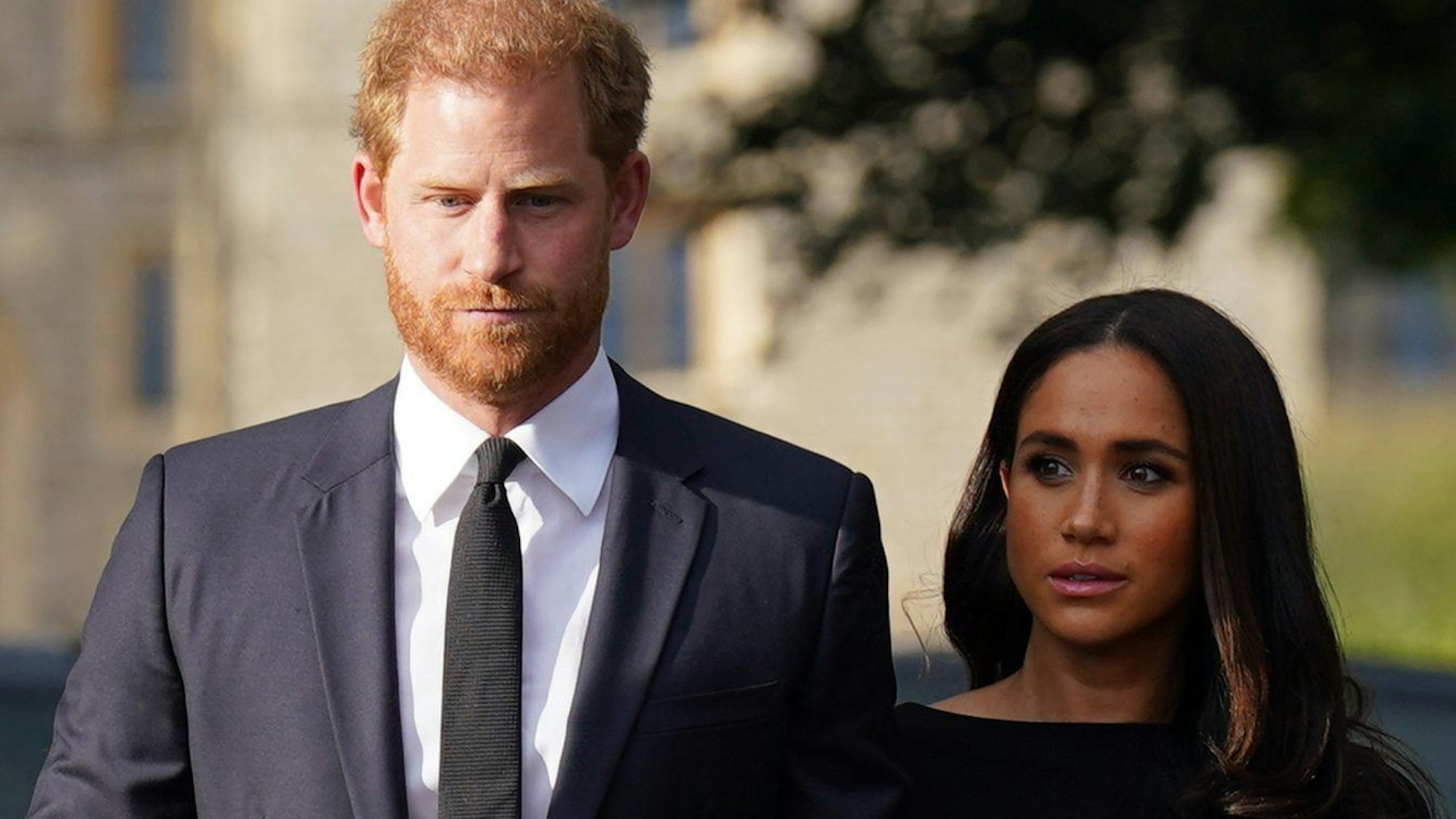 Der britische Prinz Harry, Herzog von Sussex, trägt eine Anzug links neben seiner Frau Meghan, Herzogin von Sussex.