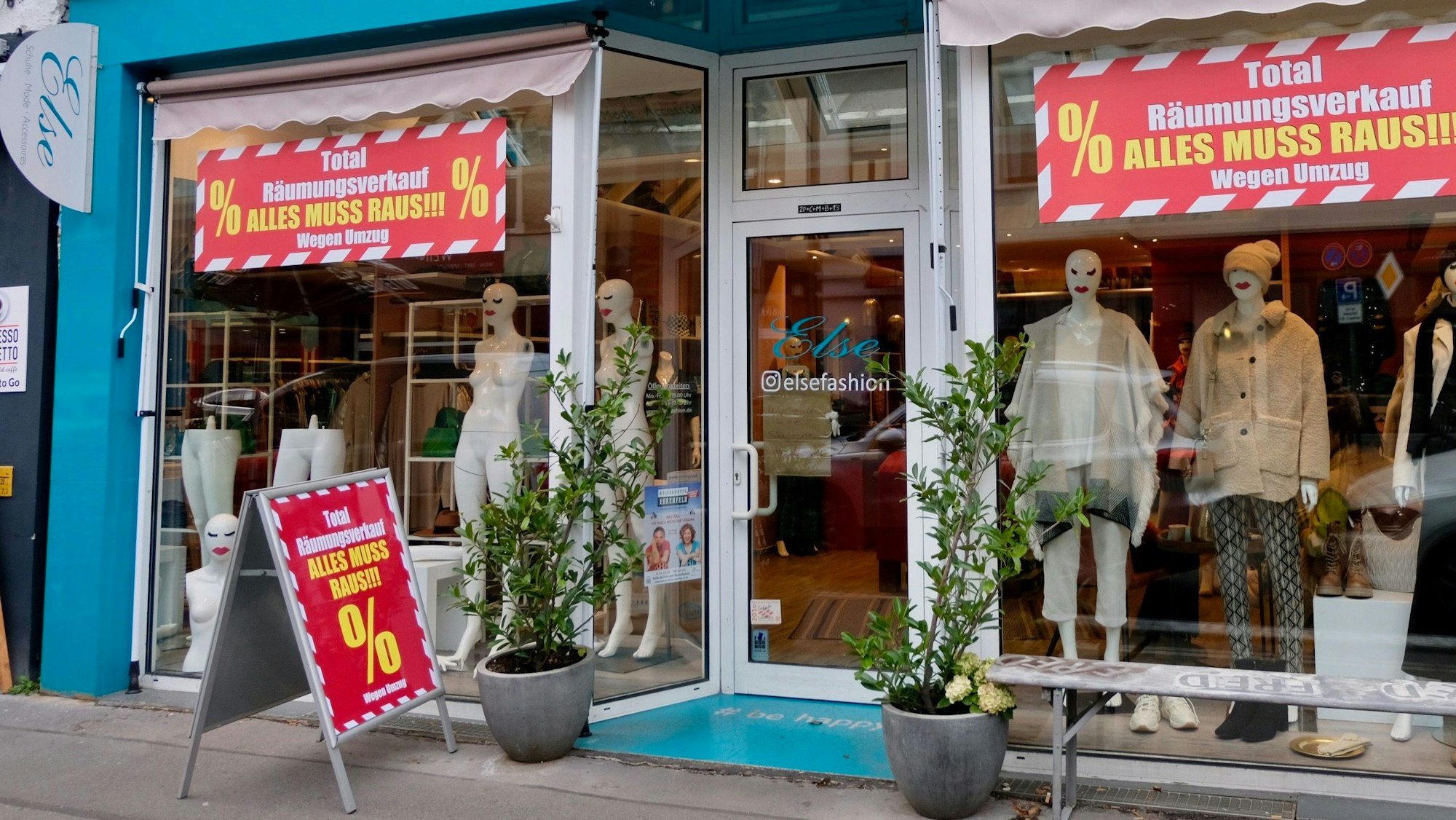 Im Schaufenster des Ladens „Else“ sind Rabatt-Plakate zu sehen.