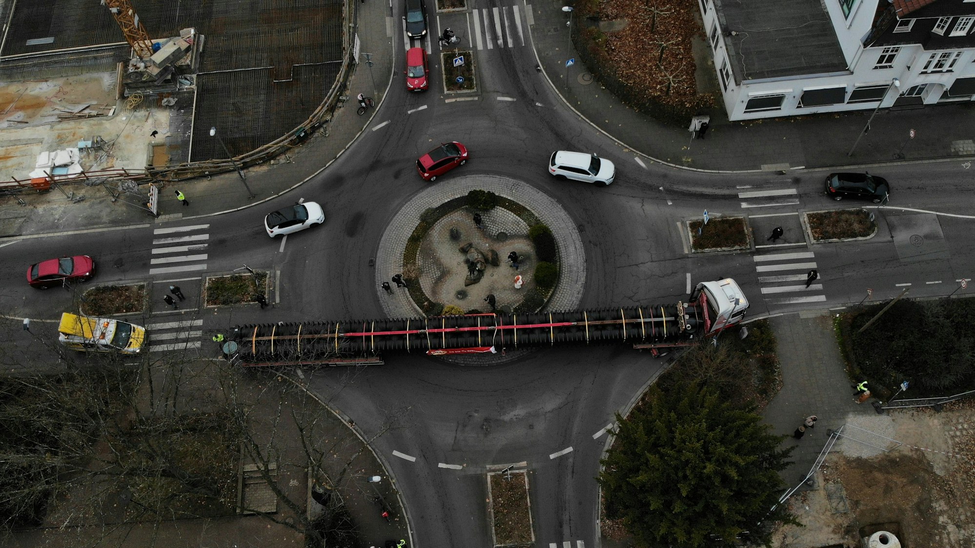 Luftaufnahme des Schwertransports, der im Kreisel Montanusstraße fest steckt.