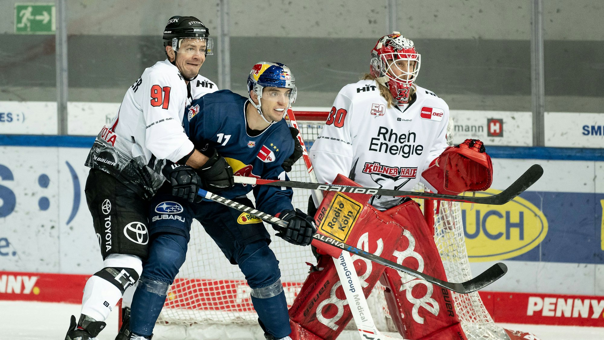 Moritz Mueller und Frederik Tiffels rangeln vor dem Kölner Tor.