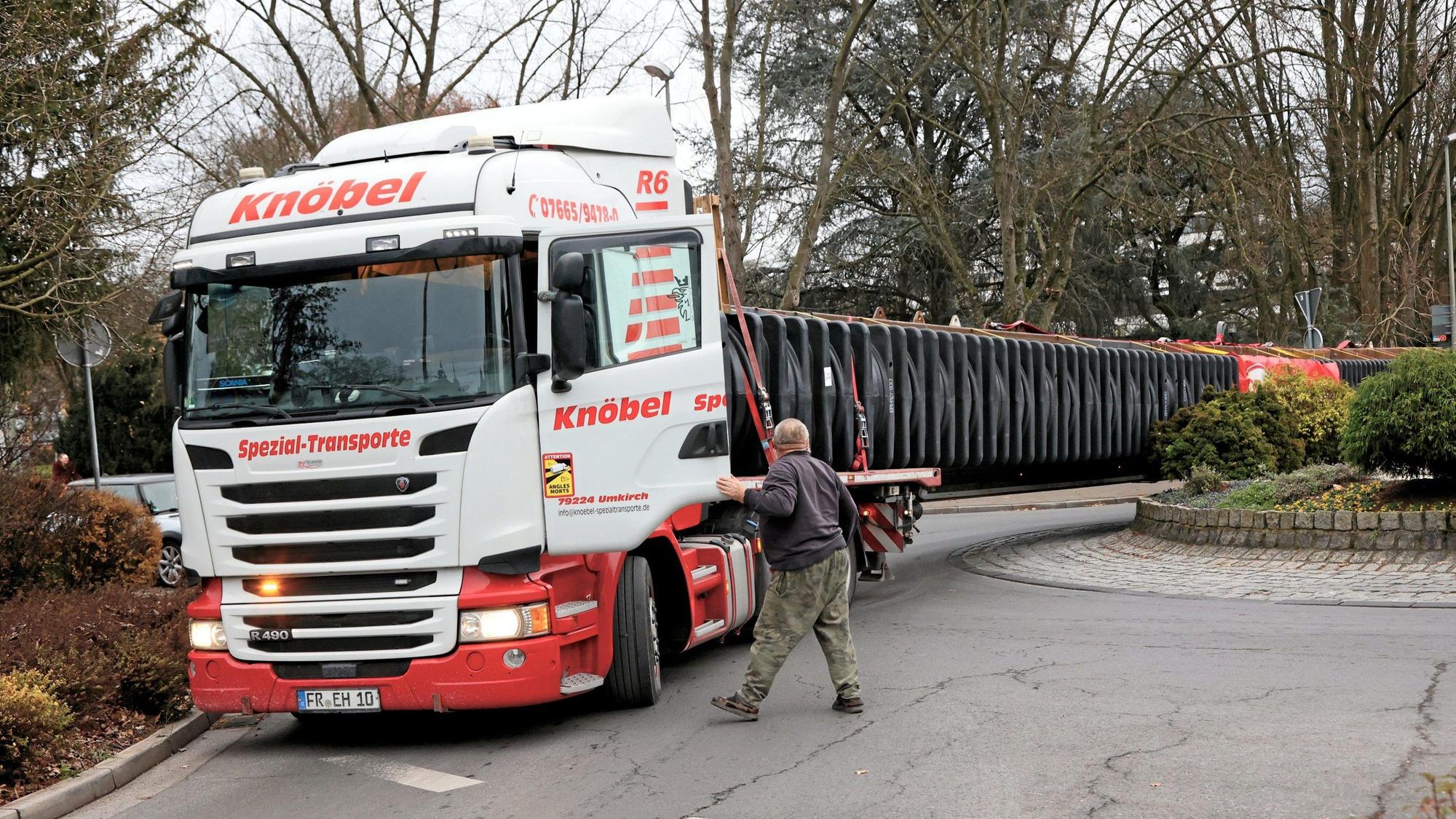 Lkw-Fahrer Jan Garwecki steht vor der geöffneten Fahrertüre des Lastzuges, der im Kreisel feststeckt.