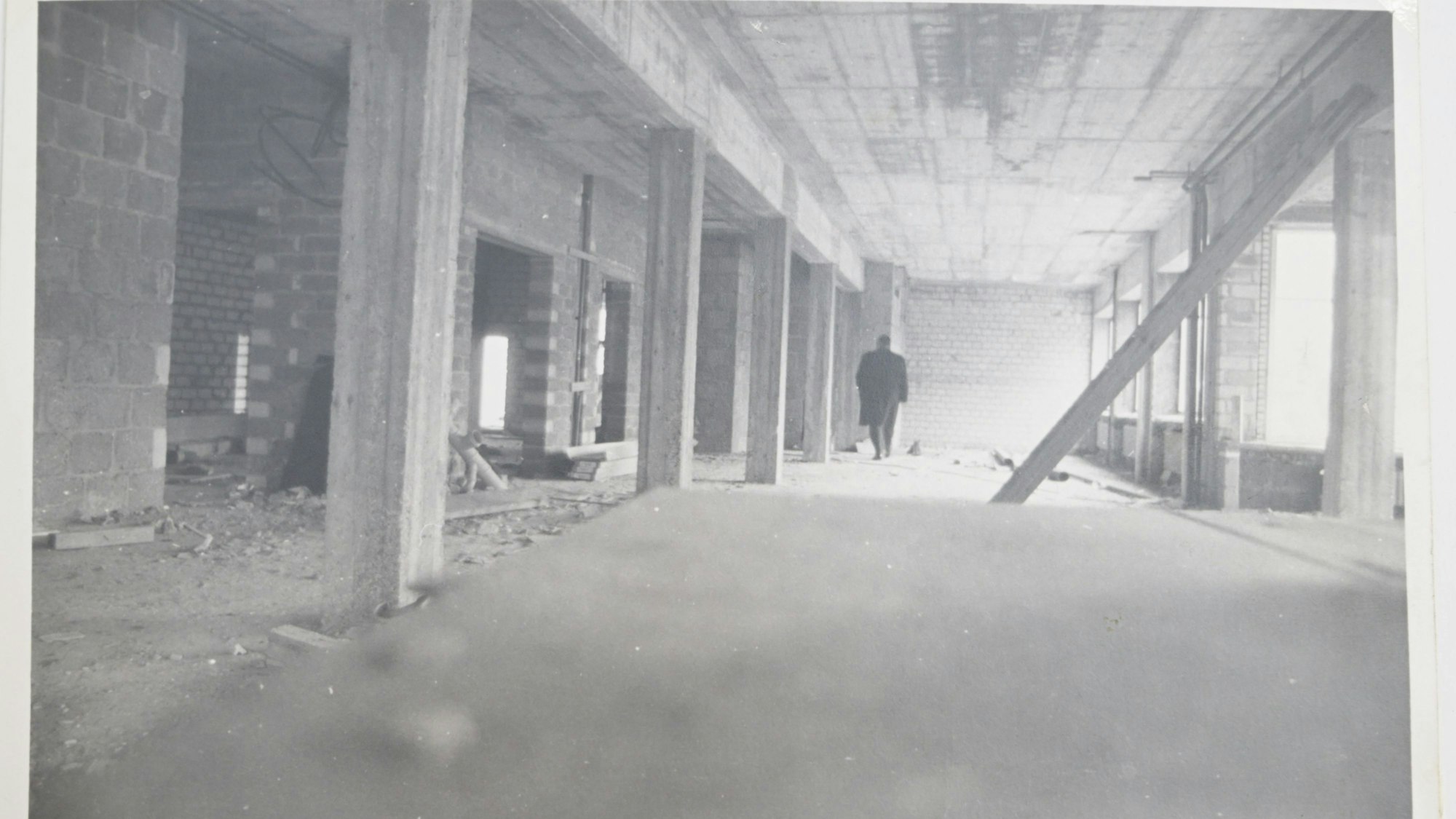 Ein historisches Schwarz-Weiß Bild einer Baustelle, wo heute das Restaurant im Gronauer Tannenhof ist.