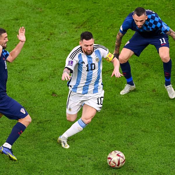 Argentiniens Superstar Lionel Messi dribbelt mit dem Ball durch das Mittelfeld, Kroatiens Mittelfeldstars Brozovic und Kovacic können nur staunend zuschauen.
