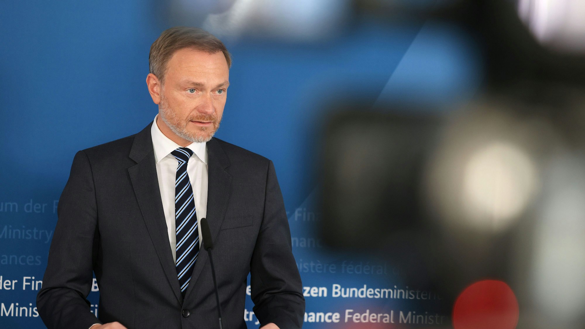 Das erwartete Defizit im Haushalt von Bundesfinanzminister Christian Lindner muss ausgeglichen werden.