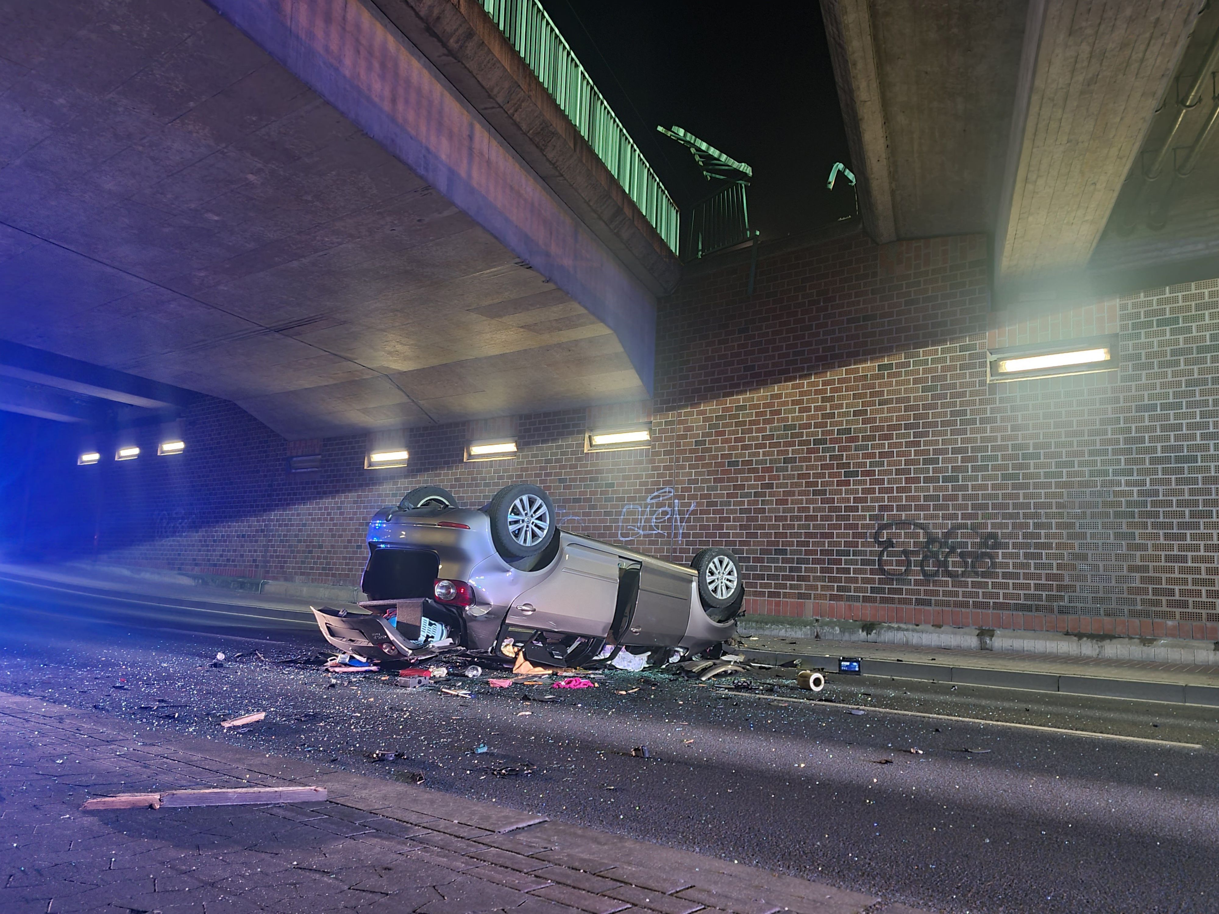 In Hämelerwald ist ein Auto von einer Brücke gestürzt.