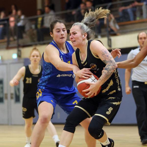 Spielszene aus einem Duell zwischen Basketballerinnen der Rheinland Lions und Alba Berlin.