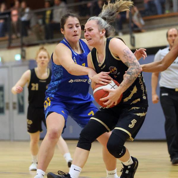 Joyce Cousseins-Smith von den Rheinland Lions schirmt den Spielball gegen ihre Gegnerin ab.